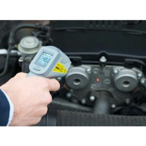 TFA BEAM 31.1132 IR-termometer i bruk på motor