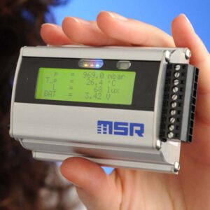 MSR 255 multifunksjonell datalogger med display i hånd