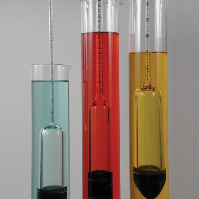 Sylinder til hydrometer i bruk Sylinder til hydrometer i bruk